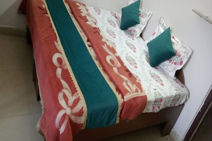 Room 6 of 8