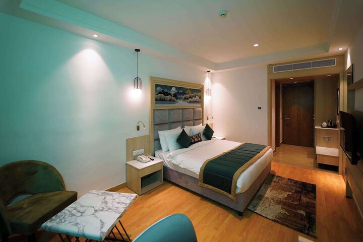 Room 8 of 16