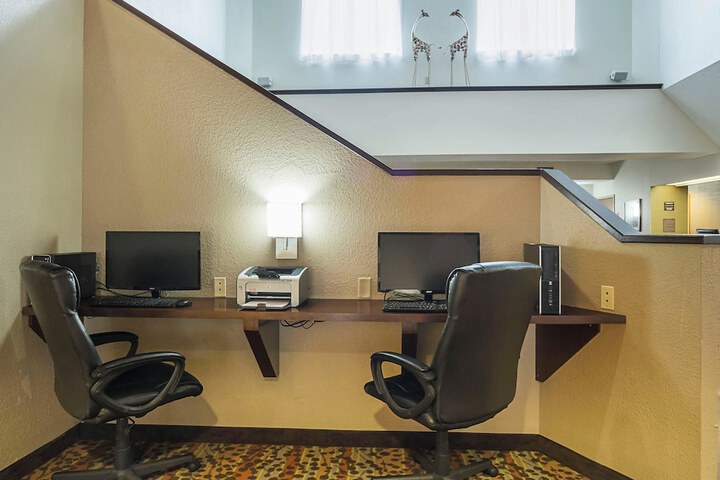 Business Center 38 of 41