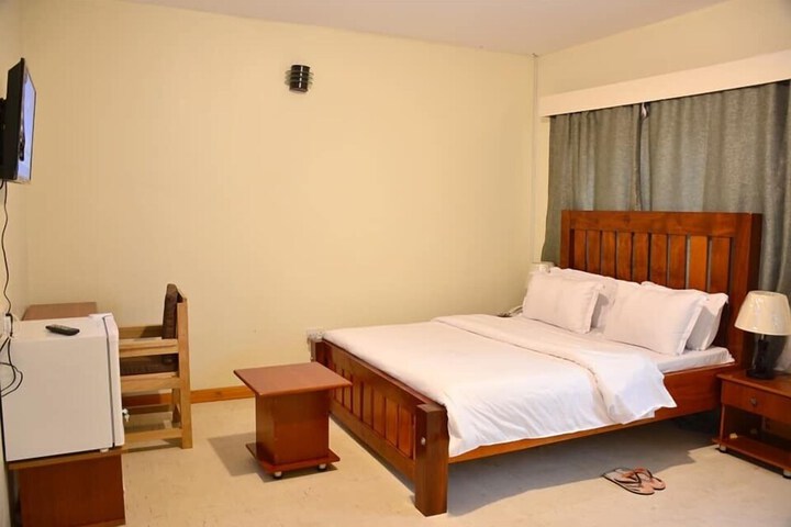 Room 6 of 14