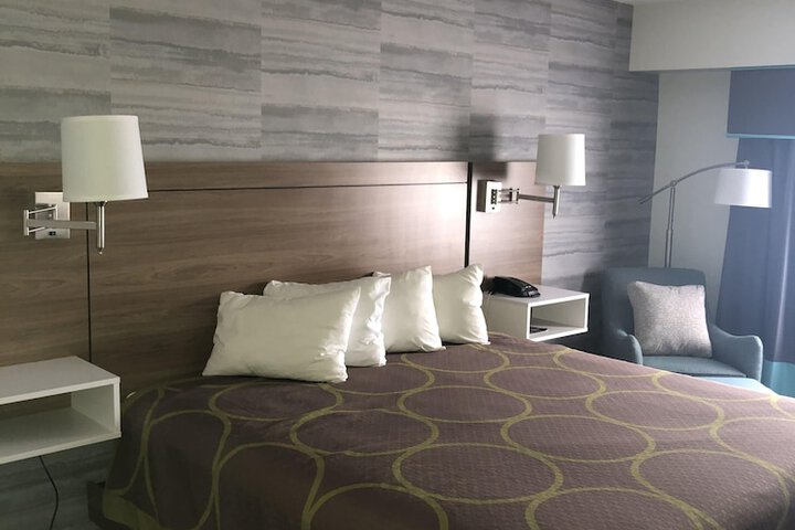 1 King Bed (6 of 8)