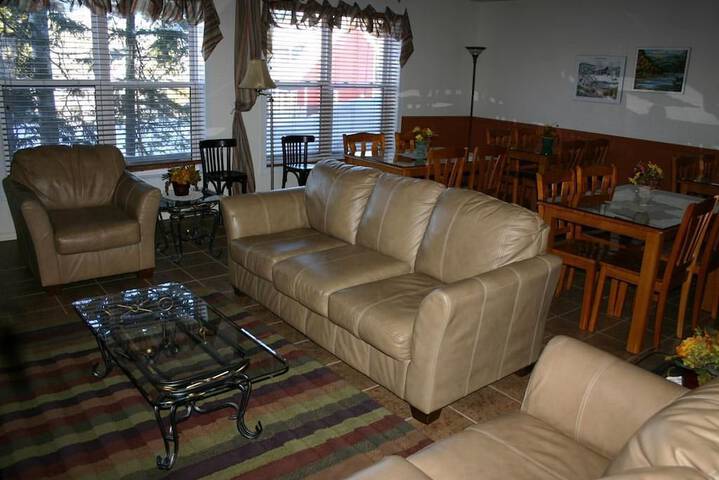 Lounge 25 of 34