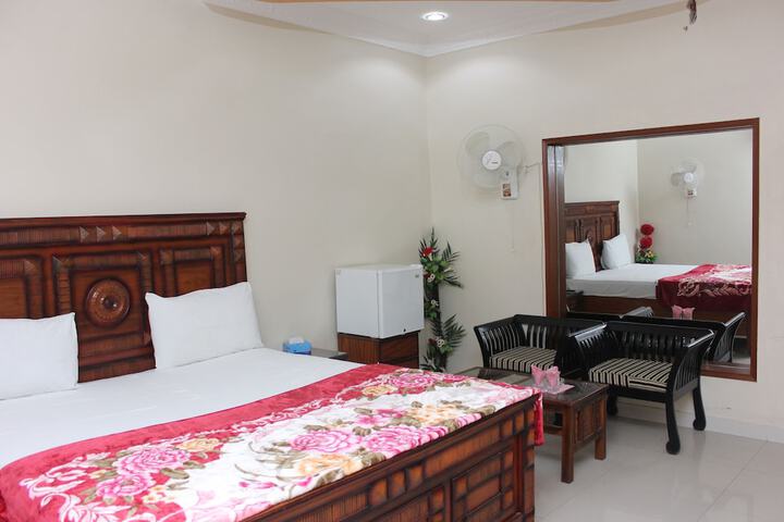 Room 6 of 33