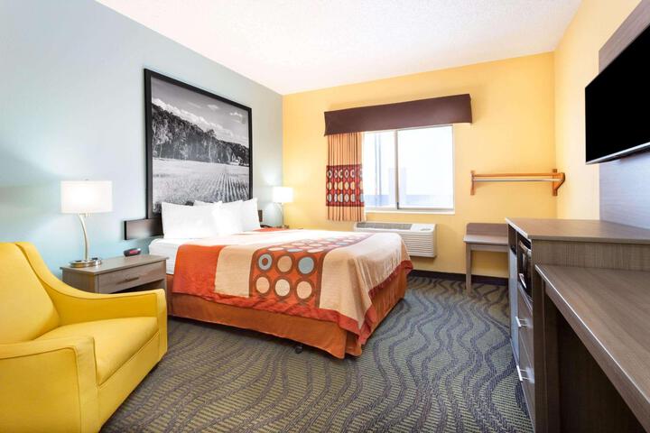 1 King Bed (5 of 11)