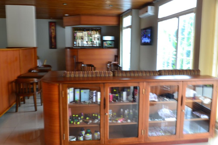 Lounge 12 of 13