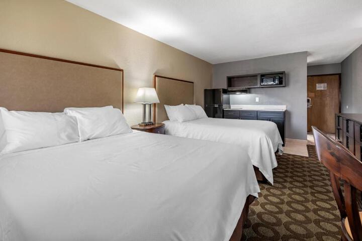 2 Queen Beds Efficiency (9 of 9)