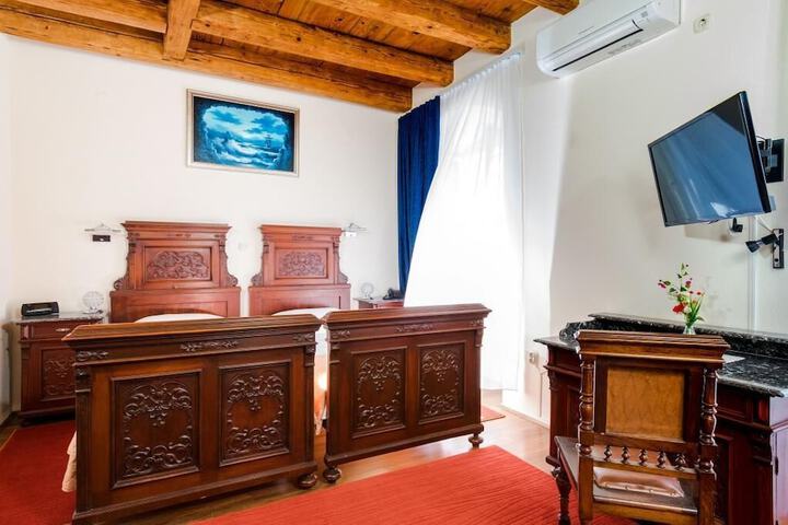 Room 2 of 41