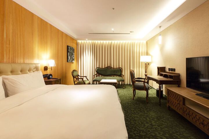 Room 7 of 80