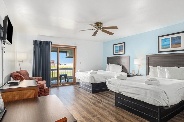 Economy Queen Bed Lake View Patio (64 of 82)