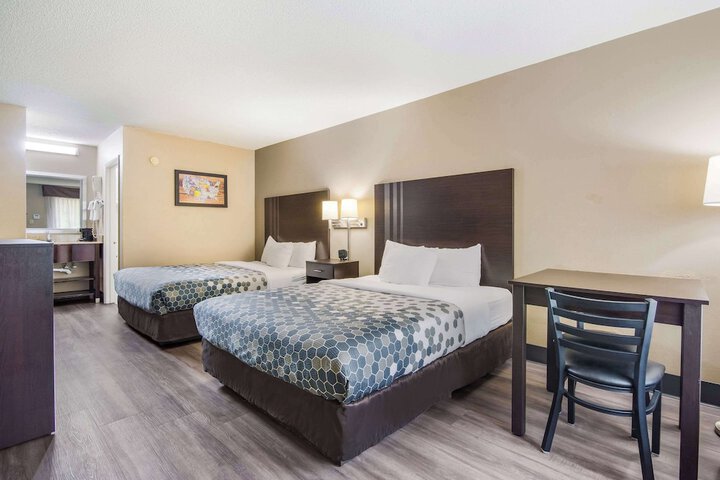 1 Queen Bed (7 of 15)