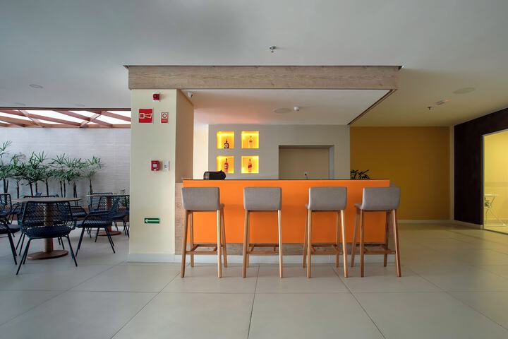 Lounge 55 of 64
