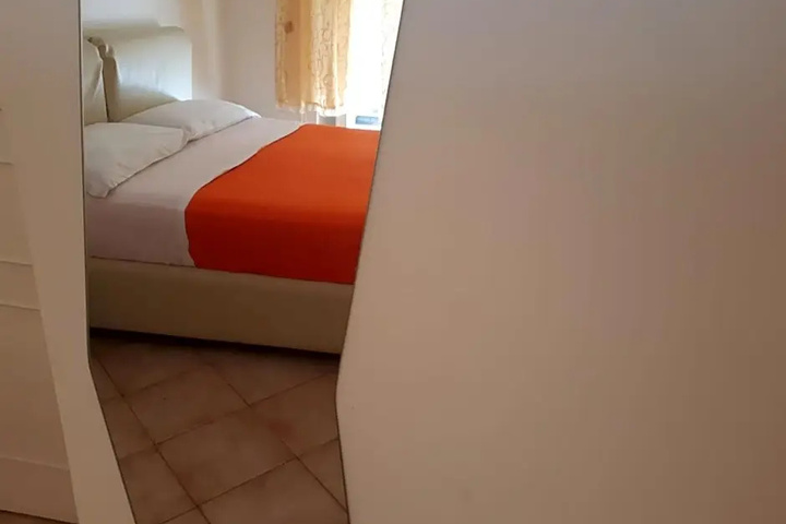 Room 6 of 25