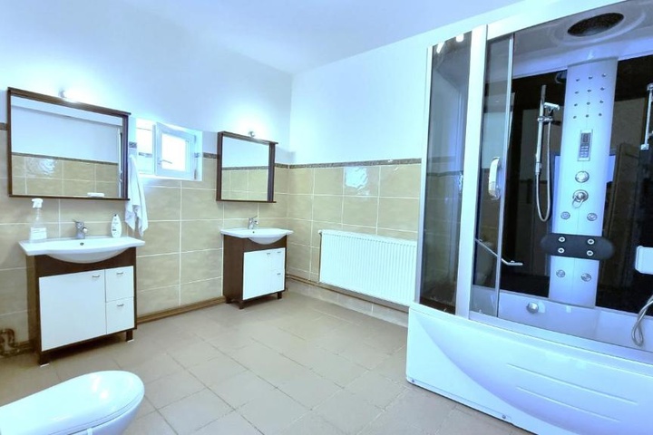 Room 9 of 21