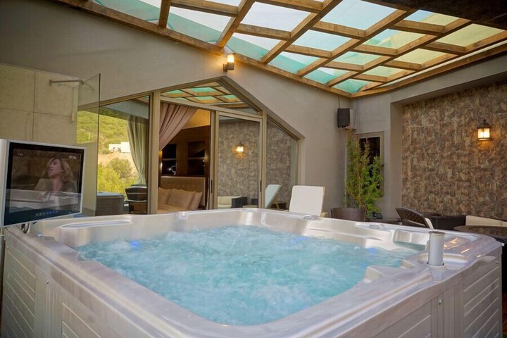 Hot Tub 52 of 61