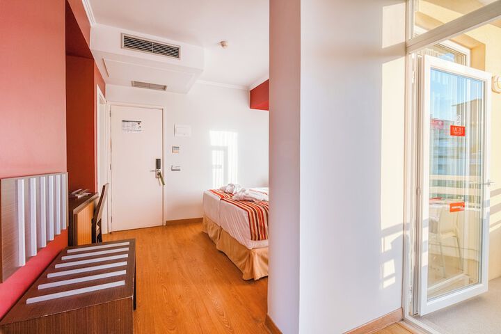 Room 16 of 76