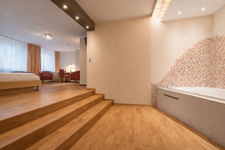 Room 4 of 16