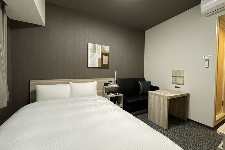 Room 10 of 27