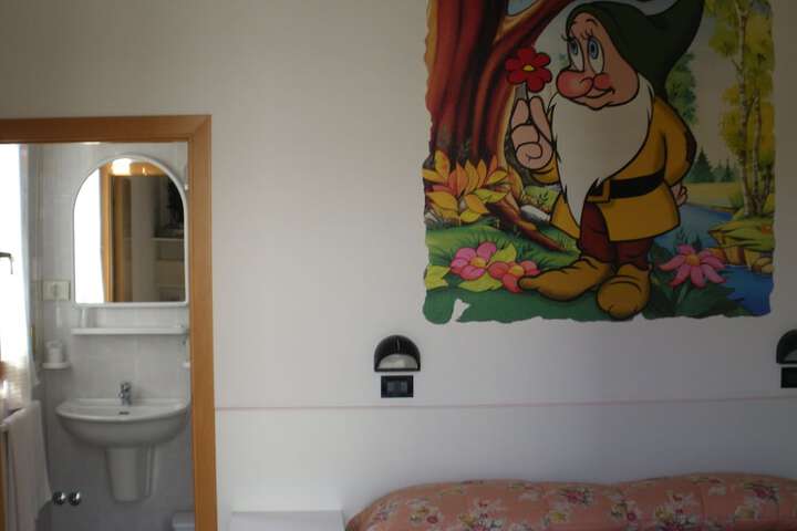 Room 11 of 36