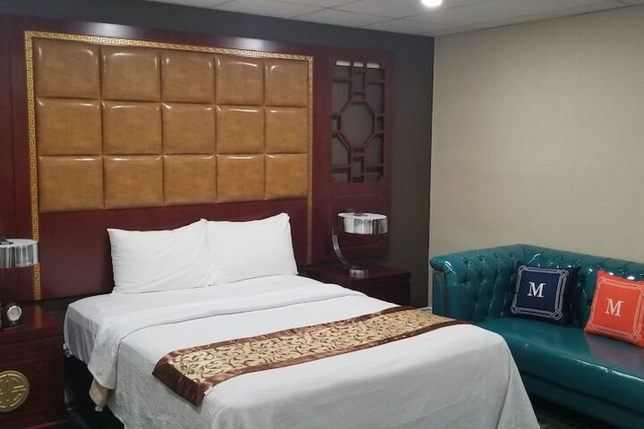 1 King Bed (3 of 15)