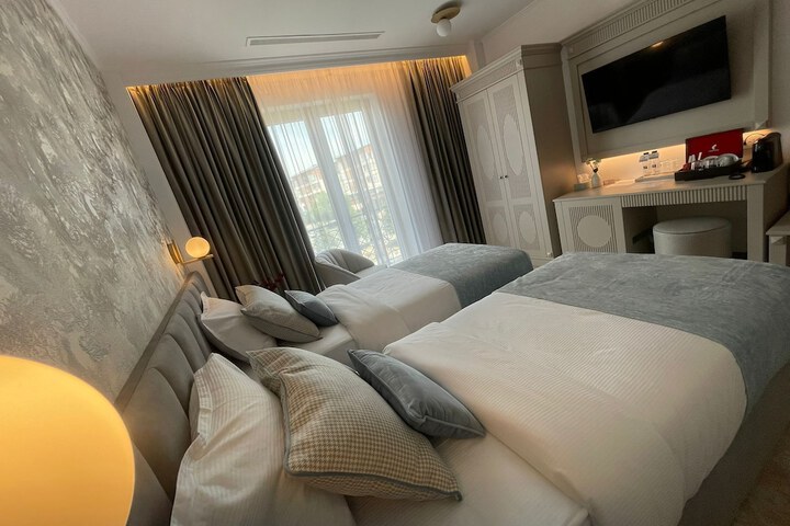 Room 10 of 29
