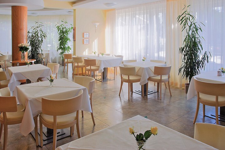 Dining 85 of 102