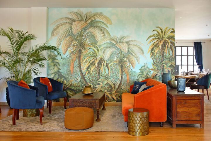 Lounge 107 of 160