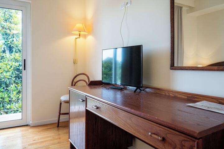 Room 4 of 27