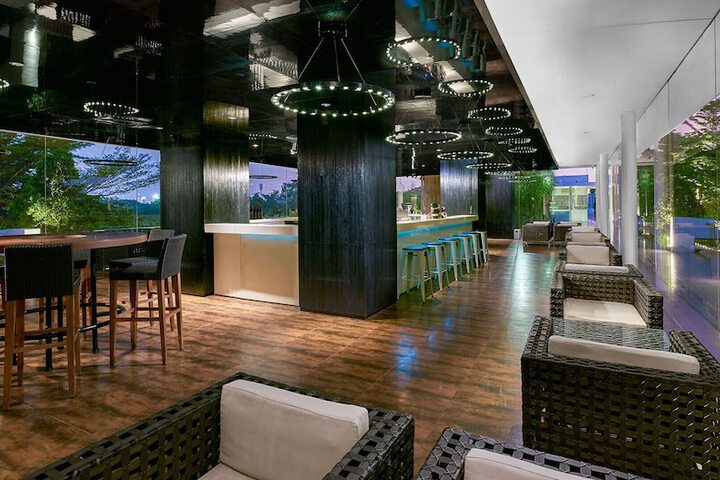 Lounge 44 of 57