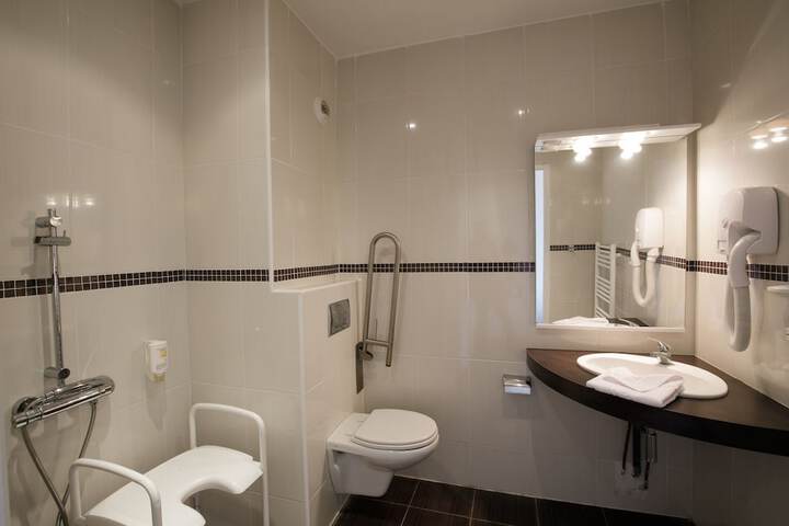 Room 8 of 27