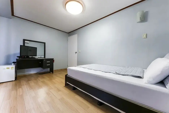 Room 5 of 13