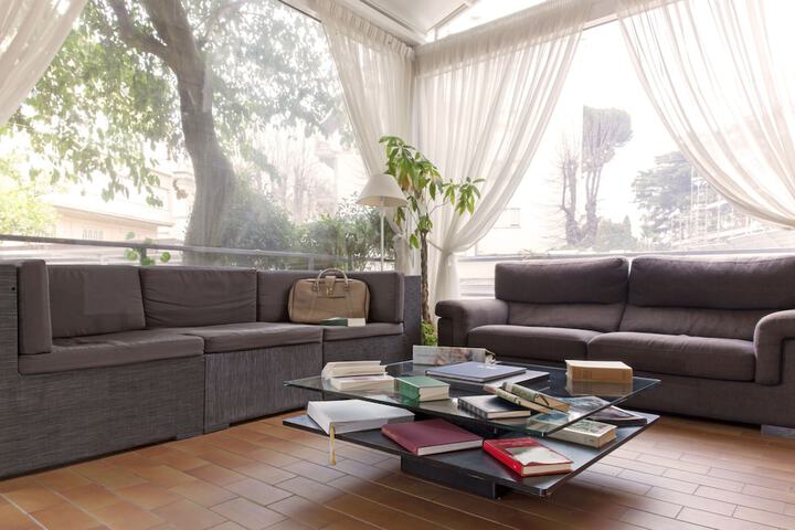 Lounge 34 of 44