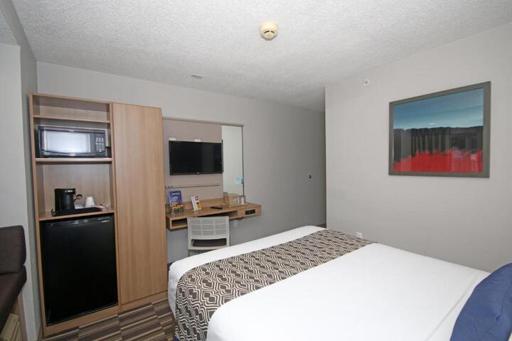 1 Queen Bed (10 of 14)