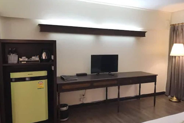 Room 33 of 143