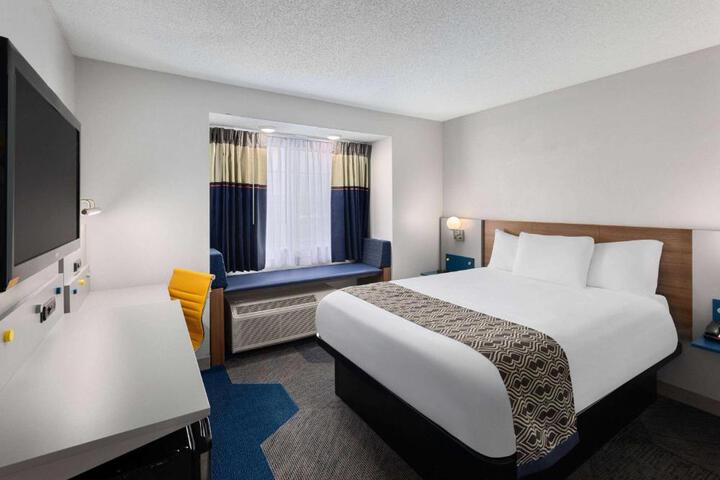 1 Queen Bed Accessible Room (17 of 17)