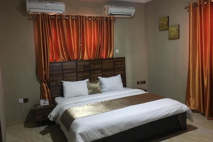 Momak 5 Hotel and Suites