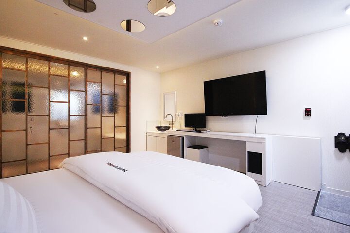 Room 9 of 13
