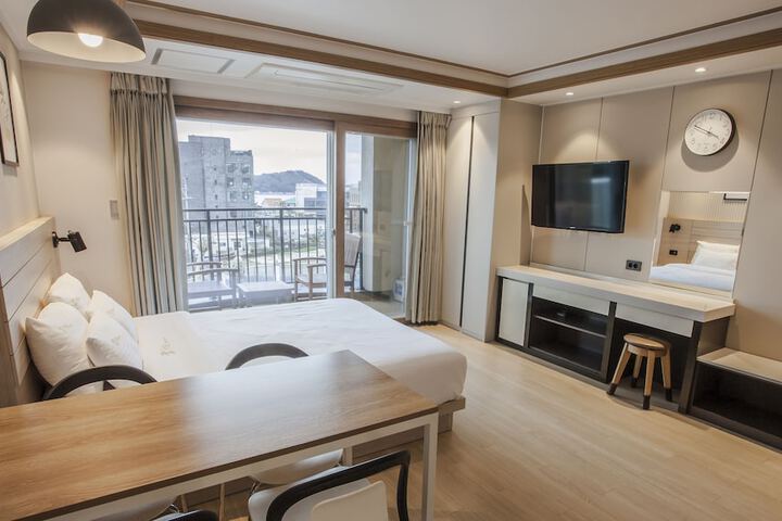 Room 10 of 33