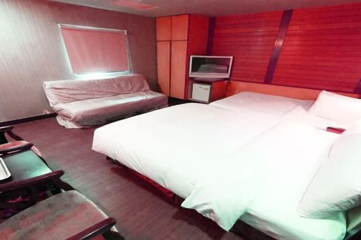 Room 5 of 34
