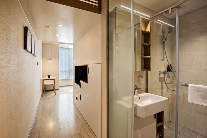 Room 8 of 40
