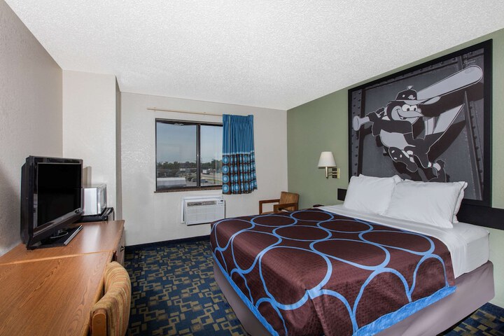 1 Queen Bed (7 of 15)
