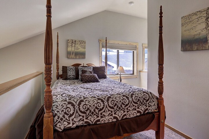 2759 Slopeside 1 Bedroom Condo by RedAwning