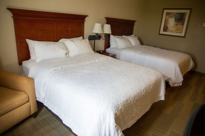 2 Queen Beds (2 of 7)