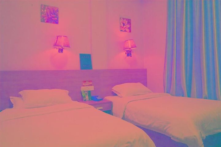 Room 13 of 28