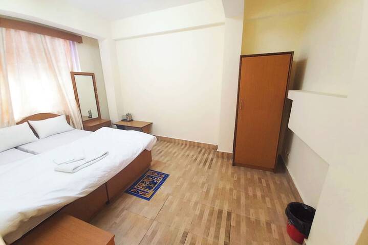 Room 4 of 12