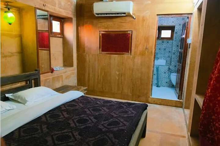 Room 4 of 8