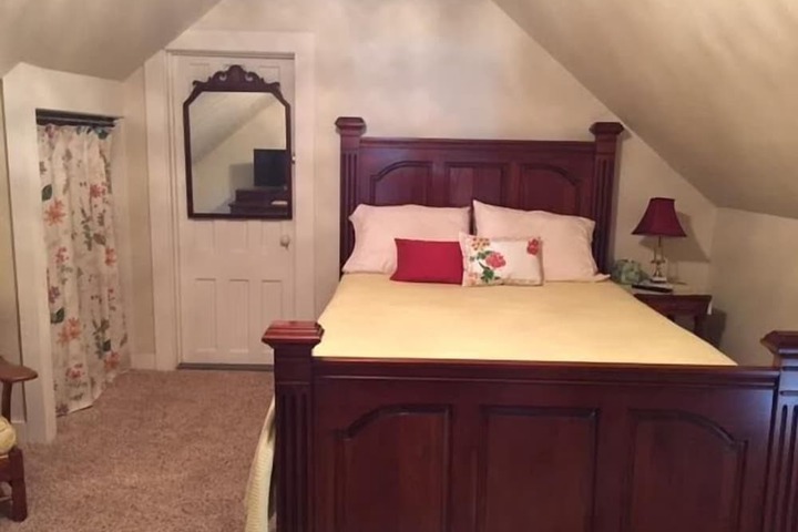 Room 8 of 33