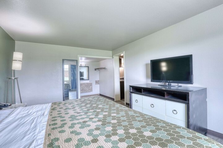 1 King Bed Efficiency (10 of 21)