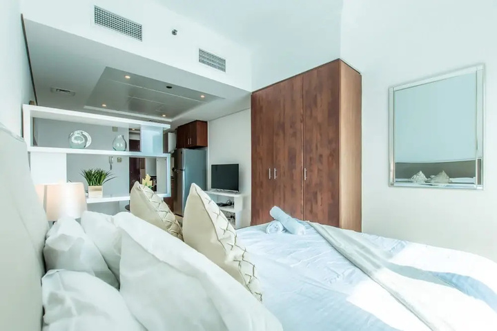 Room 4 of 9