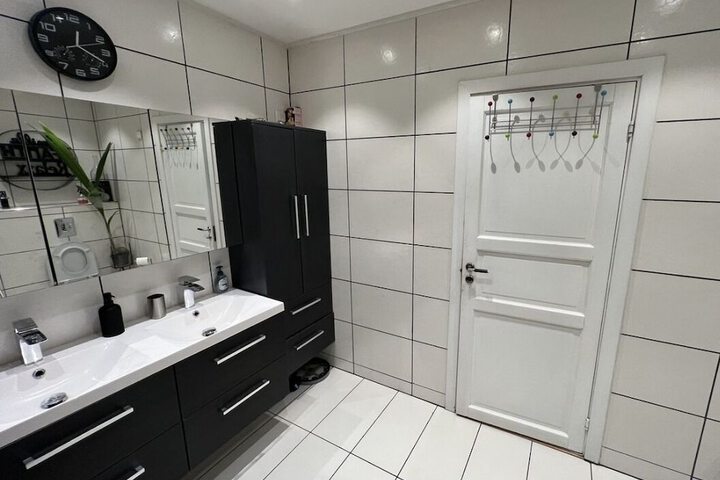 Room 9 of 15