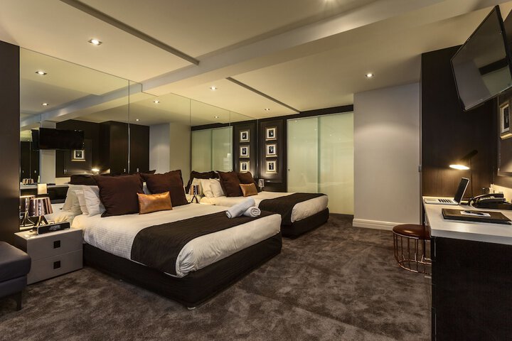Room 6 of 33
